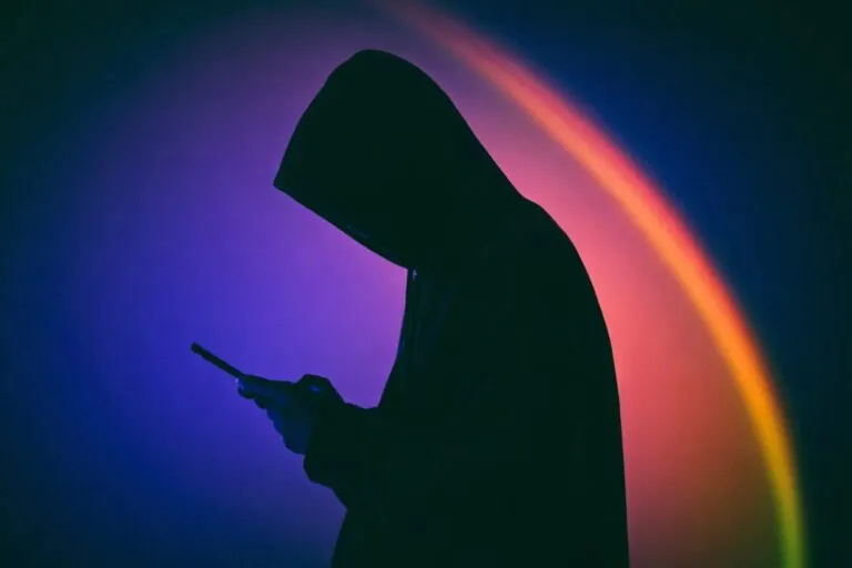 Persona encapuchada usando celular, representa el aumento de la extorsión en México