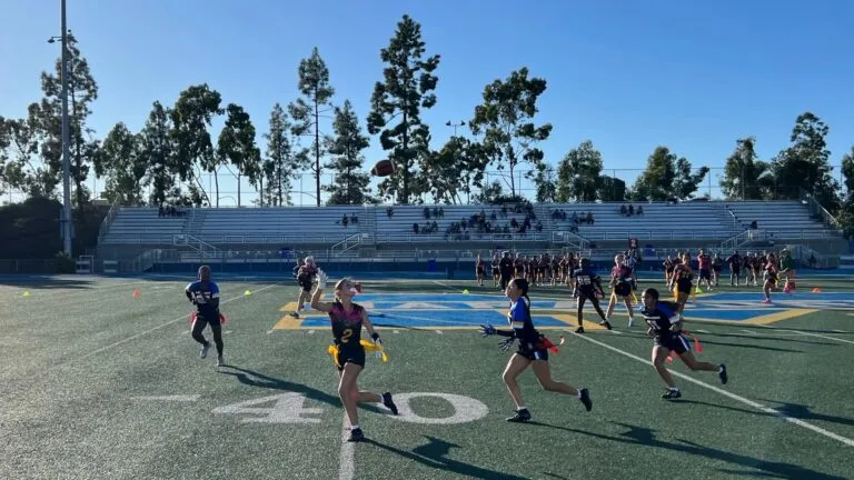 Flag football femenino en San Diego con liga profesional en 2026, draft en marzo y temporada de junio a agosto, en ambiente urbano deportivo.