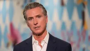 Gavin Newsom y su portafolio empresarial en vinos, hoteles y bares mientras gobierna California