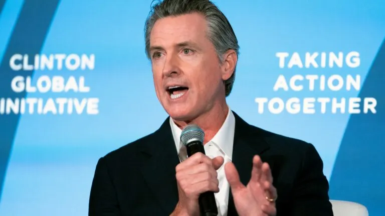 Gavin Newsom durante foro internacional donde pide a Europa responder con firmeza a Trump por Groenlandia