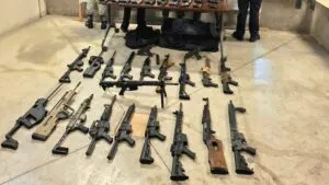 Autoridades federales aseguran arsenal y metanfetamina durante operativos de seguridad en Baja California