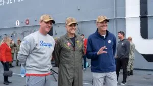 Jugadores de SMU y Arizona en la cubierta del USS Makin Island antes del Holiday Bowl