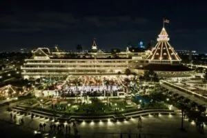 Vista nocturna del Hotel del Coronado en San Diego con luces cálidas y arquitectura victoriana