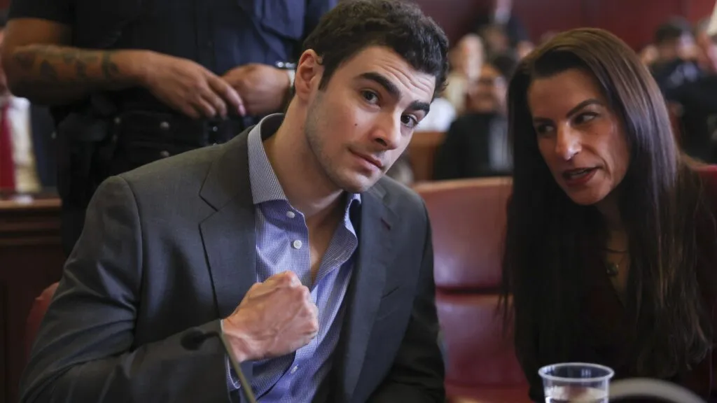 Jueza federal descarta la pena de muerte contra Luigi Mangione en proceso judicial