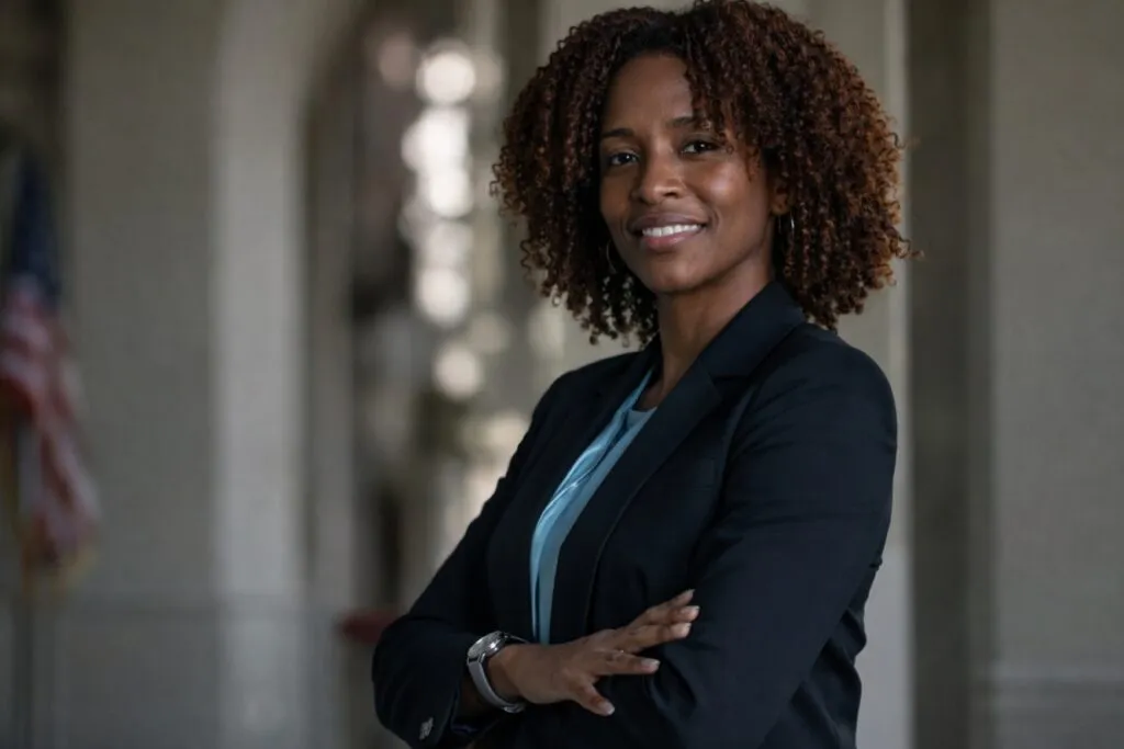 Retrato editorial de mujer afrodescendiente en oficina pública de San Diego enfocada en la recaudación de impuestos