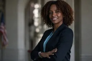 Retrato editorial de mujer afrodescendiente en oficina pública de San Diego enfocada en la recaudación de impuestos