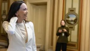 María Corina Machado entrega su medalla del Nobel de la Paz a Donald Trump durante reunión política en Estados Unidos