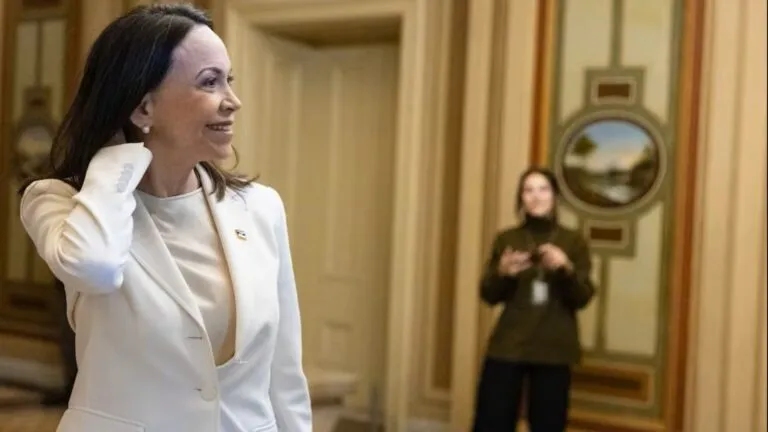 María Corina Machado entrega su medalla del Nobel de la Paz a Donald Trump durante reunión política en Estados Unidos