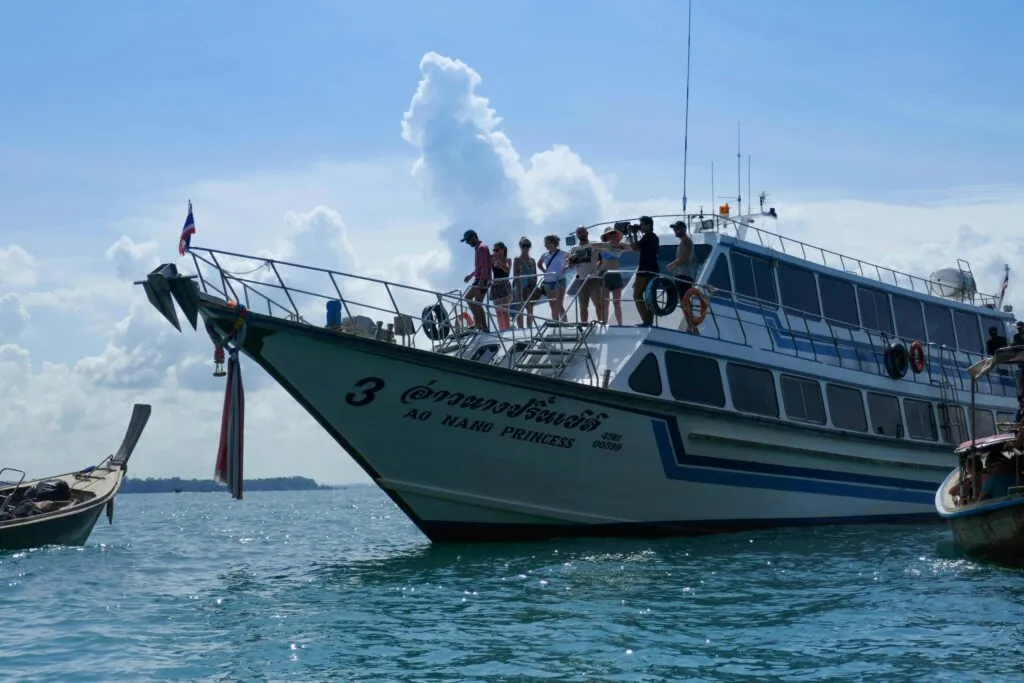 Vista panorámica de turistas extranjeros en Cancún, símbolo del auge turístico en México