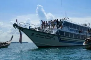 Vista panorámica de turistas extranjeros en Cancún, símbolo del auge turístico en México