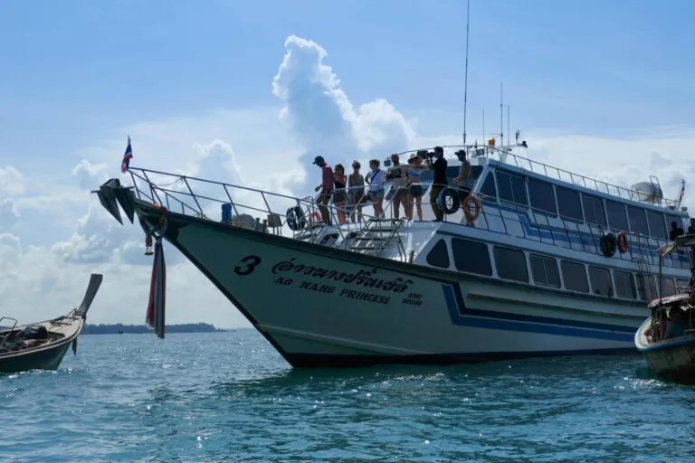 Vista panorámica de turistas extranjeros en Cancún, símbolo del auge turístico en México