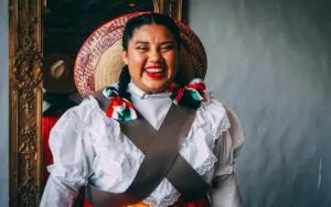 Grupo de mexicanos sonrientes celebrando en un entorno urbano, reflejo del ranking global de felicidad