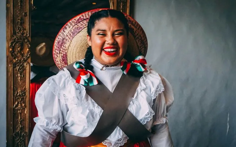 Grupo de mexicanos sonrientes celebrando en un entorno urbano, reflejo del ranking global de felicidad
