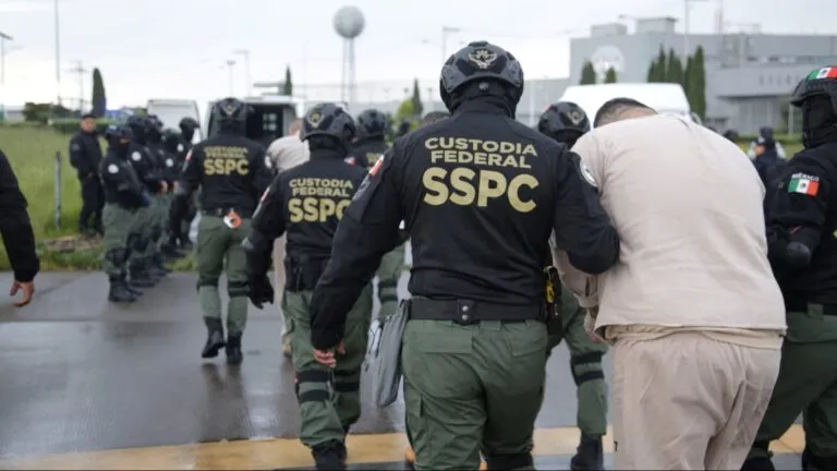 México realiza la extradición de miembros de cárteles bajo fuerte operativo de seguridad hacia Estados Unidos