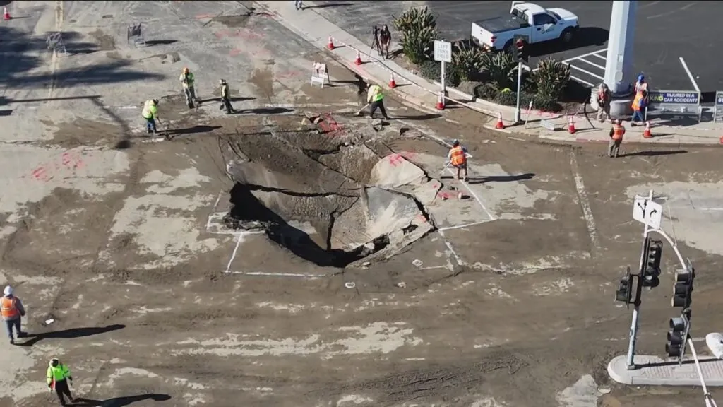 Morena Street en San Diego permanece cerrada por reparaciones tras un hundimiento vial en zona urbana