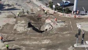 Morena Street en San Diego permanece cerrada por reparaciones tras un hundimiento vial en zona urbana