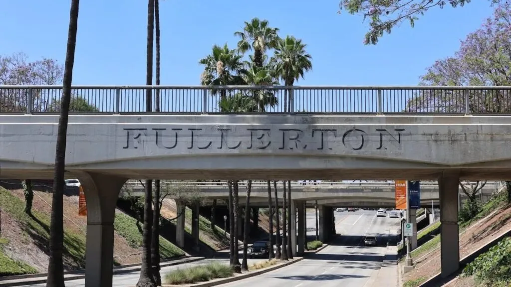Menor cae de camioneta en movimiento en Fullerton California y activa investigación policial