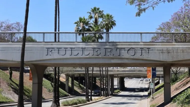 Menor cae de camioneta en movimiento en Fullerton California y activa investigación policial