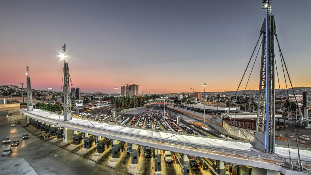 Obras viales en el cruce fronterizo de San Ysidro hacia Tijuana