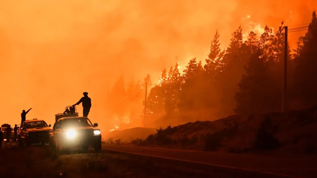 Incendio fuera de control en la Patagonia argentina afecta bosques y comunidades locales