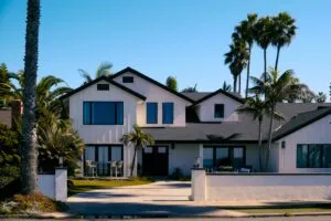 Casas en San Diego reflejando caída en precios de vivienda por menor demanda y tasas altas