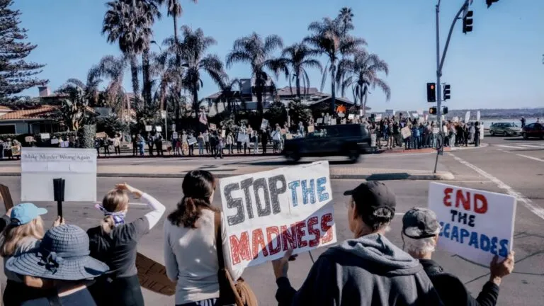 Protestas pacíficas en San Diego contra ICE con manifestantes en puentes y avenidas urbanas