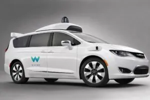 Miniván autónoma de Waymo con sensores visibles, utilizada en pruebas de transporte público en California