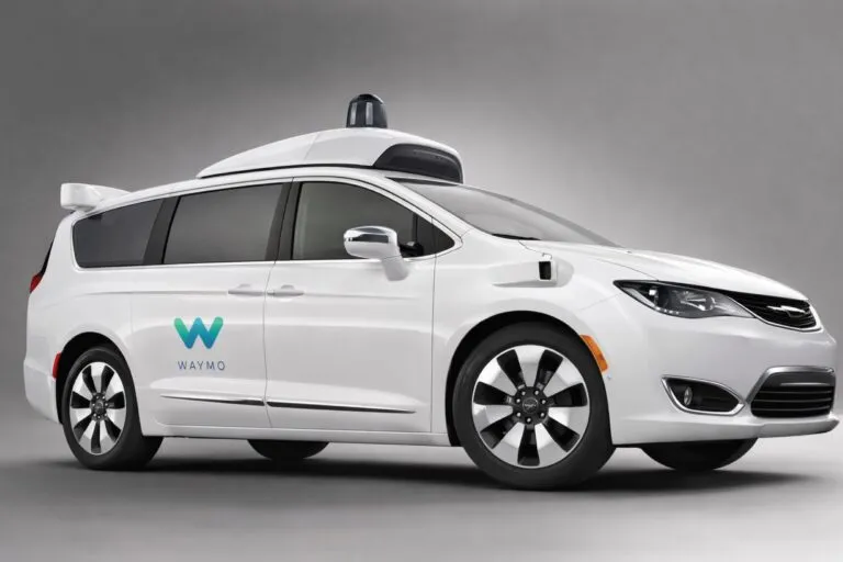 Miniván autónoma de Waymo con sensores visibles, utilizada en pruebas de transporte público en California