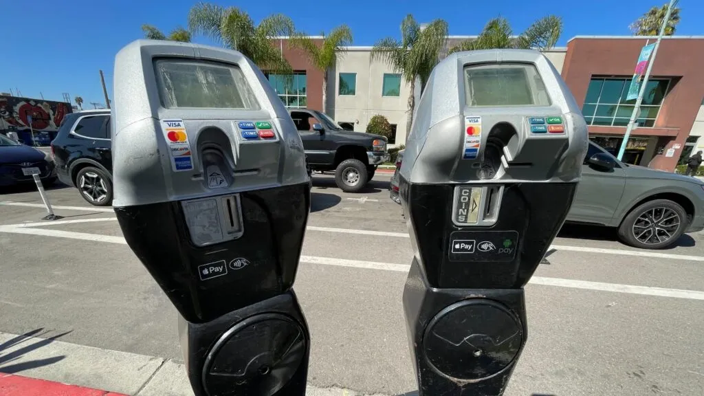 Tarifas de estacionamiento en el centro de San Diego durante eventos y su impacto urbano y económico