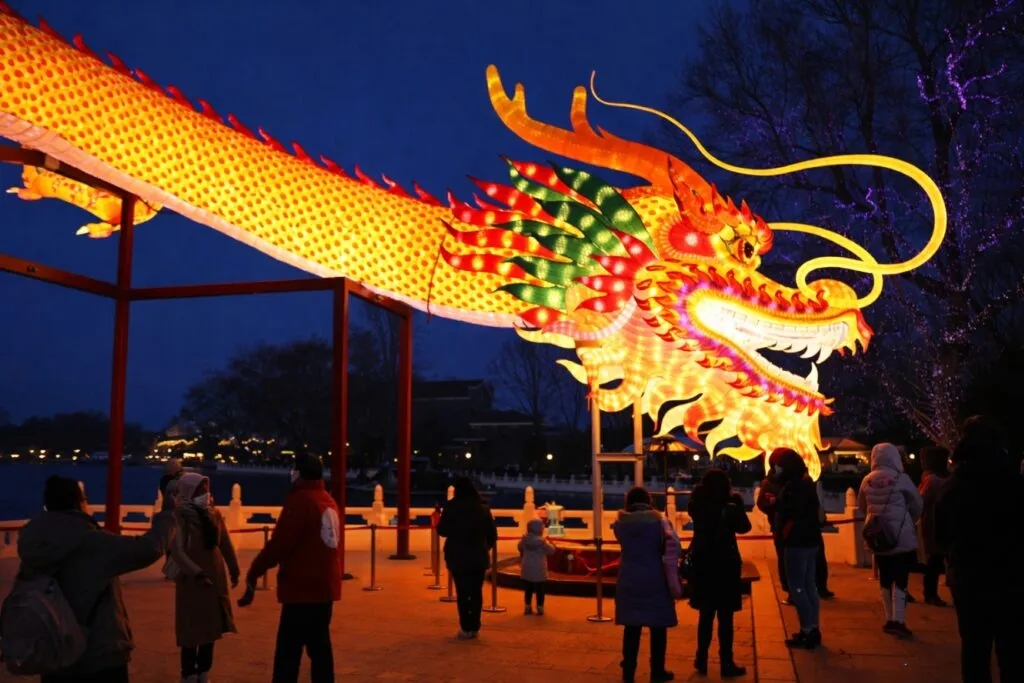Dragón iluminado en SeaWorld San Diego durante las festividades del Año Nuevo Lunar, con visitantes observando la escultura luminosa