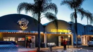 Escenarios de San Diego con conciertos y presentaciones musicales en vivo durante la semana