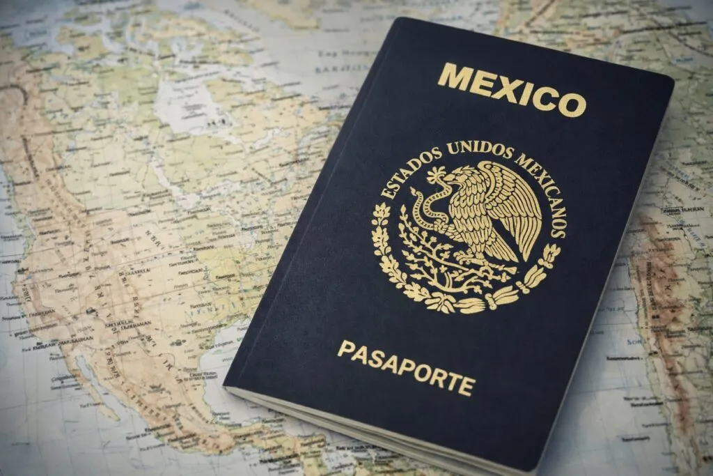 Pasaporte de México sobre un mapa, ilustrando el trámite sin cita en el consulado de San Diego