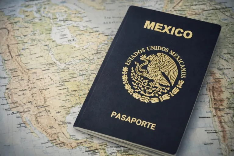 Pasaporte de México sobre un mapa, ilustrando el trámite sin cita en el consulado de San Diego