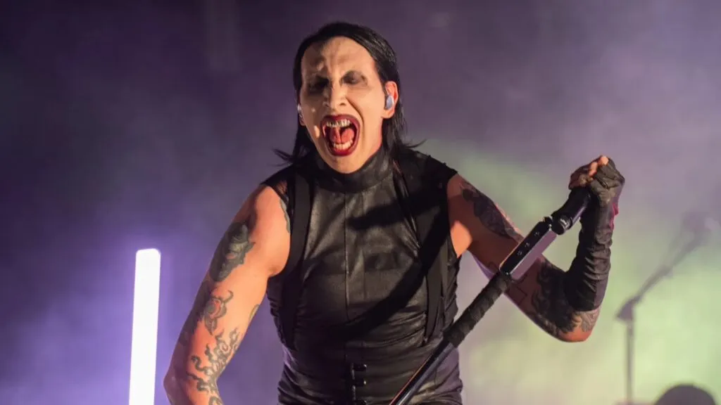 Marilyn Manson enfrenta una demanda reactivada por agresión sexual tras fallo de un juez en Los Ángeles
