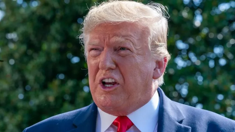 Trump intensifica la tensión con Europa al amenazar con aranceles para presionar un acuerdo sobre Groenlandia