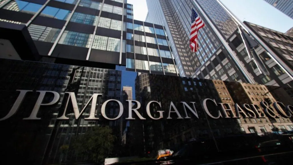 Trump demanda a JPMorgan por cerrar cuentas bancarias en Estados Unidos y reaviva el debate sobre debanking y regulación financiera.