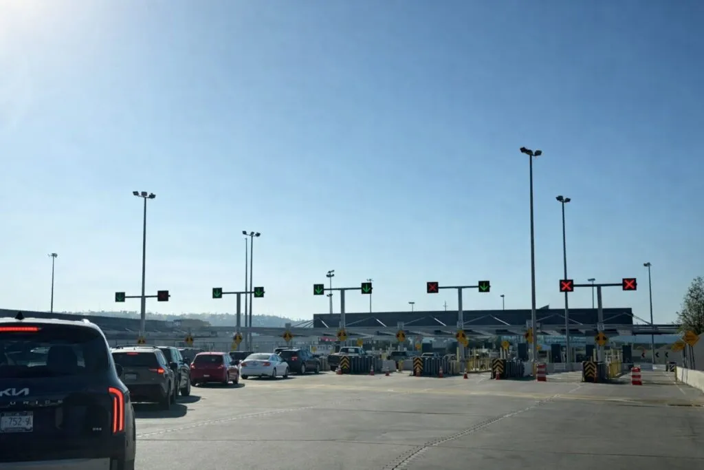 Autos en fila en el cruce Tijuana-San Diego con señalización y nueva infraestructura para mejorar la movilidad fronteriza