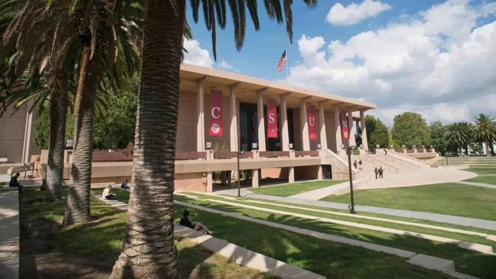 Universidades públicas de California analizan el impacto del presupuesto estatal en matrícula y servicios educativos