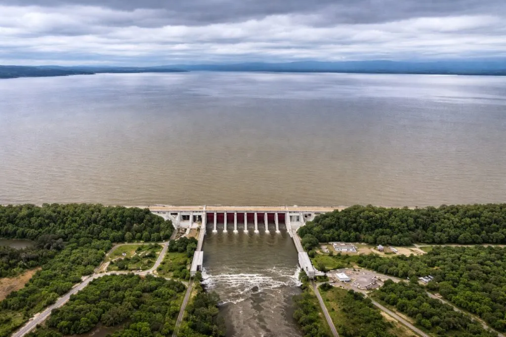 Vista aérea de una presa en la cuenca del Río Bravo, símbolo de cooperación hídrica entre México y Estados Unidos
