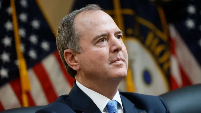 Adam Schiff durante comparecencia pública mientras recauda fondos para su defensa legal en el Senado