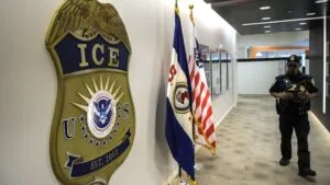 Agentes de ICE durante operativo en Estados Unidos en medio de debate sobre entrenamiento y límites constitucionales