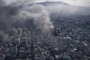 viajeros observando pantallas de vuelos cancelados por alertas de seguridad turística en México