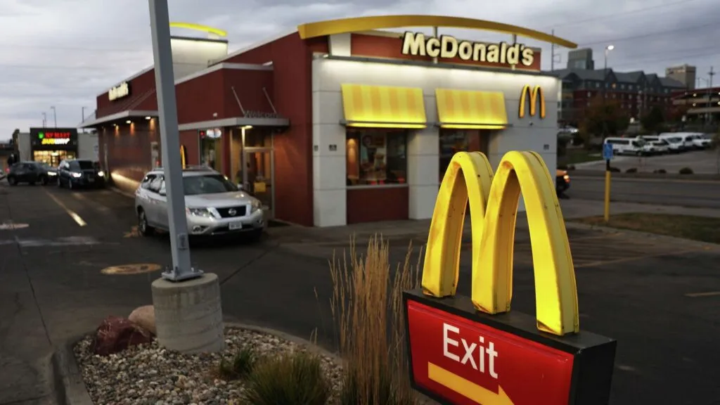 Patrulla del Departamento de Policía de San Diego frente a McDonald’s tras agresión en University City