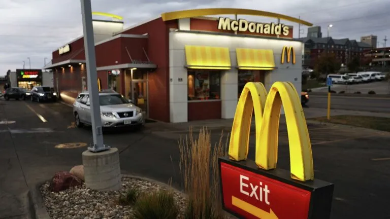 Patrulla del Departamento de Policía de San Diego frente a McDonald’s tras agresión en University City
