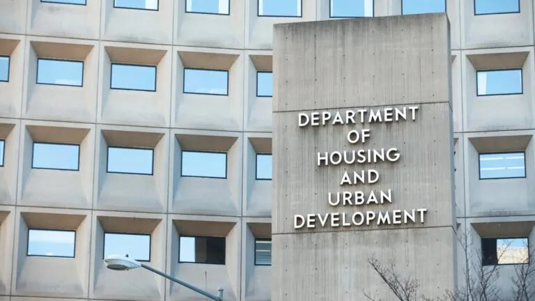 Edificio de vivienda subsidiada en Estados Unidos bajo debate por cambios en asistencia de vivienda federal
