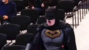 Batman exige acciones contra ICE durante sesión del concejo municipal de Santa Clara