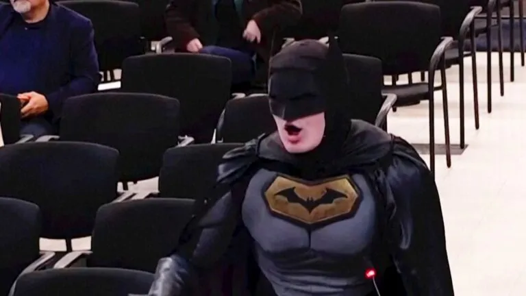 Batman exige acciones contra ICE durante sesión del concejo municipal de Santa Clara