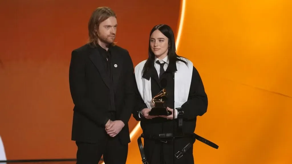 Billie Eilish recibe el Grammy por WILDFLOWER y critica a ICE en Estados Unidos