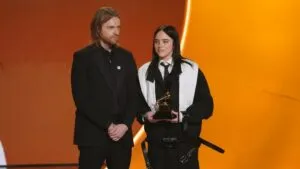 Billie Eilish recibe el Grammy por WILDFLOWER y critica a ICE en Estados Unidos