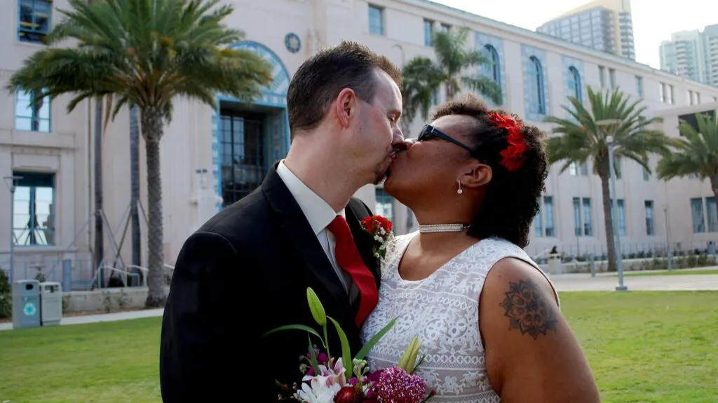 Pareja celebrando bodas de San Valentín en San Diego durante ceremonia civil en el County Administration Center